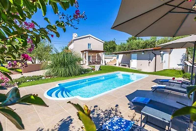Villa mit Pool und Garten