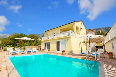 Ferienhaus mit Pool und Klimaanlage