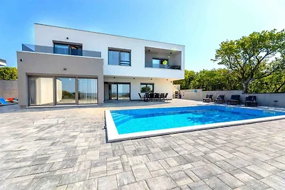 Villa mit Schwimmbad im ruhigen Dorf Smrika