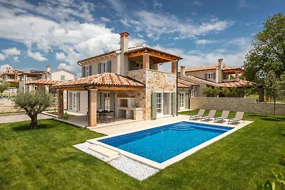 Villa mit Pool und Garten