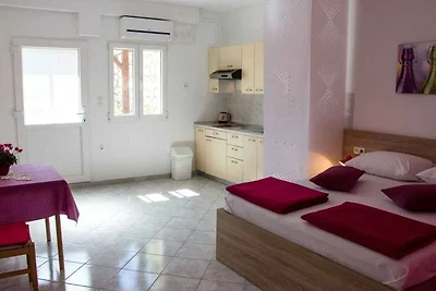 Studio mit Klimaanlage und Terrasse