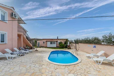 Villa mit Pool und Garten