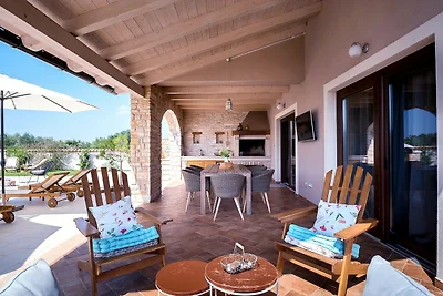 Villa mit Pool, Sauna, privatem Tennis- und