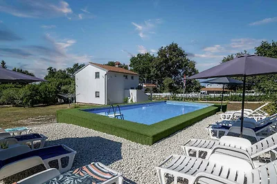 Villa mit Terrasse und Pool