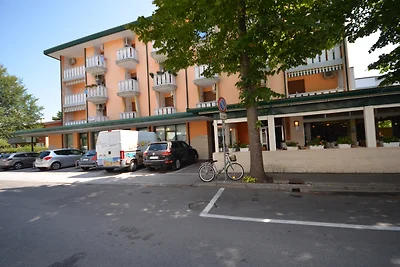 Studio mit Klimaanlage und Balkon