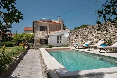 Ferienhaus mit Pool und Klimaanlage