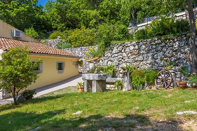 Villa mit Swimmingpool und Sonnenterrasse mit