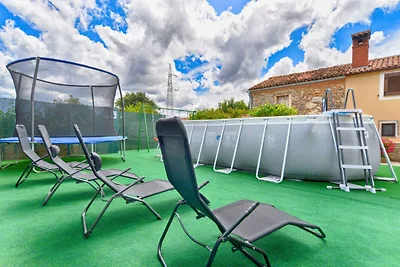 Ferienhaus mit Swimmingpool und Terrasse mit