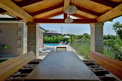 Villa mit Pool und Klimaanlage