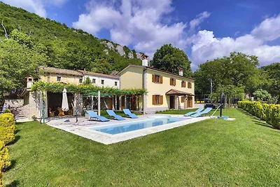 Villa mit Pool und Panoramablick