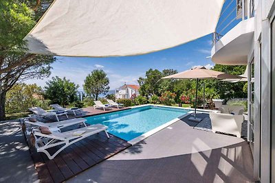 Villa mit Swimmingpool und Whirlpool