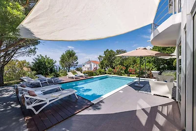 Villa mit Pool und Whirlpool