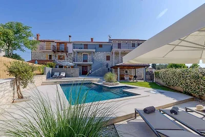 Ferienhaus mit Pool und Taverne für