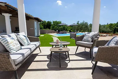 Villa mit Pool und Garten