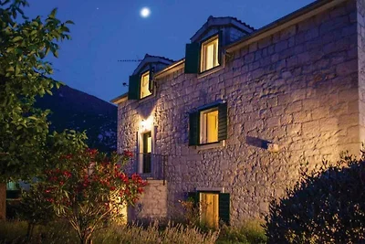 Ferienhaus mit Pool und Grill