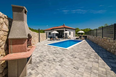Villa mit Pool an ruhiger Lage