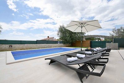 Ferienhaus mit Pool, modern eingerichtet