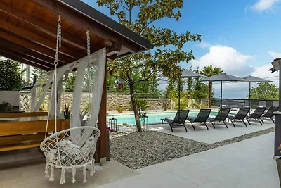 Ferienwohnung mit Pool und Meerblick