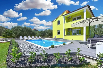 Ferienhaus mit Aussenpool und Klimaanlage