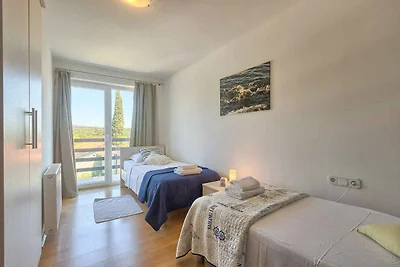 Villa mit Swimmingpool, Kinderspielplatz und