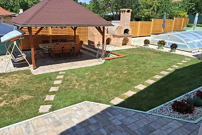 Ferienhaus mit Terrasse, Pool und Klimaanlage