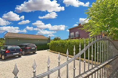 Villa mit Swimmingpool, Kinderspielplatz und
