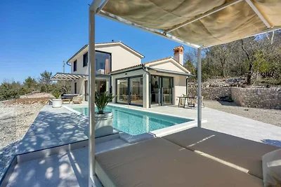 Villa mit beheiztem Pool und Jacuzzi