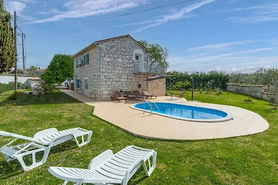Villa mit Pool und Garten
