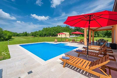 Ferienhaus mit Pool in ruhiger Lage