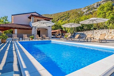 Ferienhaus mit Pool und Grill