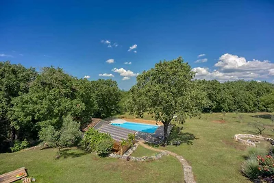 Villa mit Pool und Garten