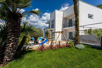 Ferienhaus mit Pool für 8 Personen
