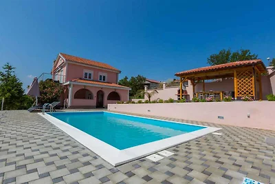 Villa mit Pool und Klimaanlage