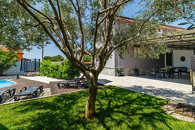 Villa mit Swimmingpool und Grillplatz