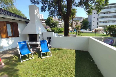 Bungalow Fitnessraum und Tennisplatz