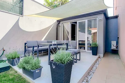 Ferienwohnung mit einer mit Tisch, Stühlen un