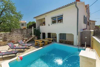 Ferienhaus mit Pool und umzäuntem Garten