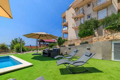 Ferienwohnung mit Pool und Meerblick