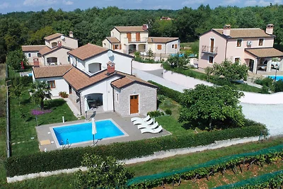 Villa mit Pool und Klimaanlage