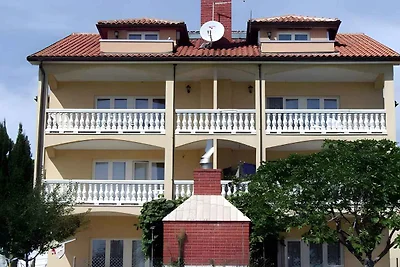 Ferienwohnung mit Gartenmöbeln und Grill