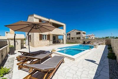 Ferienhaus mit Pool und Klimaanlage