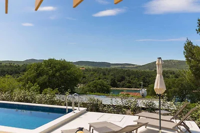 Moderne Ferienvilla Sullago mit Seeblick und 