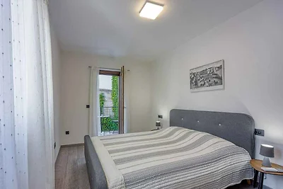 Eine neu renovierte Suite mit einem Schlafzim