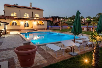 Ferienwohnung mit Pool und Grill