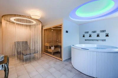 Villa mit Pool, Sauna, privatem Tennis- und