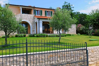 Villa mit Pool und Klimanlage