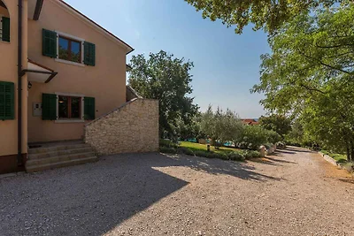 Villa mit Gemeinschaftspool und Garten