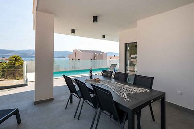 Ferienhaus mit Pool und Meerblick