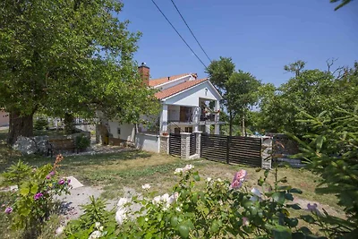 Ferienhaus mit Swimmingpool umgeben von Natur