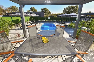 Ferienhaus mit Terrasse und Pool